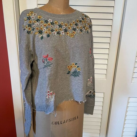 LUCKY BRAND | grey with floral embroidery cropped sweatshirt M - Picture 3 of 10